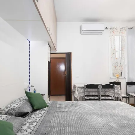 Guesthost - N&d Centro Apartment *